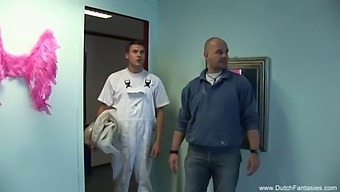 业余荷兰美熟女和两个男人一起变得肮脏