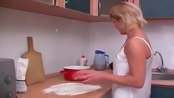 Uma Mãe Russa Velha E Jovem Se Entrega A Uma Paixão Proibida Com Um Não-Filho