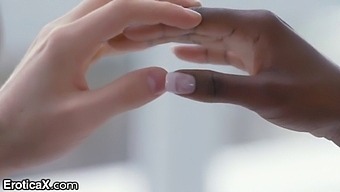 O Trio Interracial De Ana Foxxx Com Um Casal Curioso Explorando Novos Prazeres