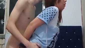 Sora Vitregă Seducătoare Inițiază Avansuri Cu Sărutări, Sora Vitregă Columbiană Se Angajează Într-O Întâlnire Sexuală Explicită Vorbitoare De Spaniolă