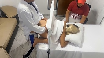 Návštěva Lékaře Se V Tomto Erotickém Videu Promění V Žhavou Trojku.