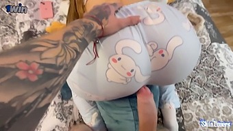 Denne Tatoverede Hottie Tager Kontrol I En Hot Pov-Scene