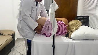 美しい妻が、媚薬を使って彼女を魅了し、出会いを記録する捻った婦人科医に誘惑される。