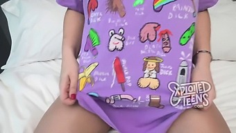 Une Jeune Blonde Avec Un Derrière Courbé Pratique Passionnément Le Sexe Oral En Haute Définition.