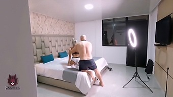 Min Man Filmar Mig Utan Min Vetskap Medan Jag Poserar För Bilder