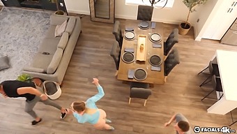 Faphouse Hetaste Gamer Tjej Tar En Ansiktsbehandling