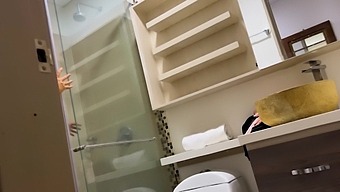 Celestealba, Une Femme Au Foyer Aux Courbes Généreuses, Profite D'Une Balade Sauvage Avec Un Intrus Bien Membré